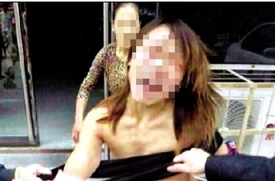 小三被当街扒光遭群殴这种照片岂能随手转发?