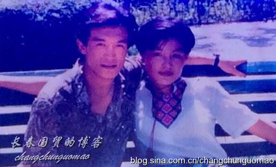 传哈文将三度执导央视春晚 李咏哈文大学青涩合影