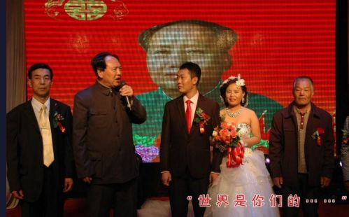 80后研究生毛式婚礼聘特型演员求逼真 褒贬不一被疑炒作