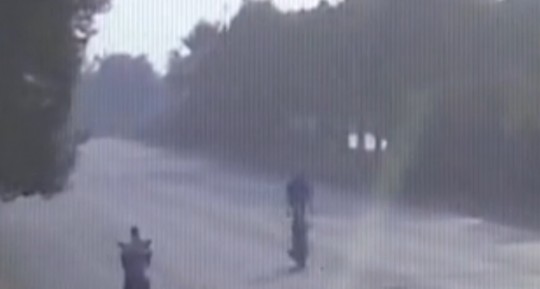 骑摩托车玩杂耍丢性命 开车秀车技也需有安全措施