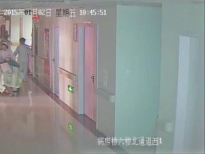 婴儿轮椅上出生坠地 被护士倒悬拖行十几米