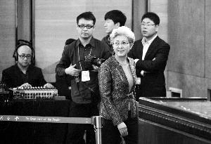 发言人傅莹步入十二届全国人大三次会议新闻发布会会场