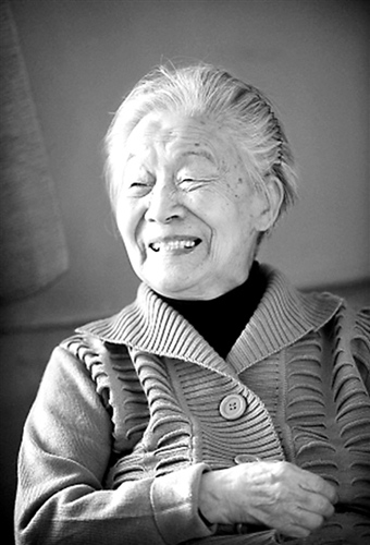 7月17日:杨绛低调迎104岁生日 仍思路清晰精神矍铄