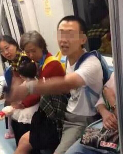 男子上海地铁吐痰