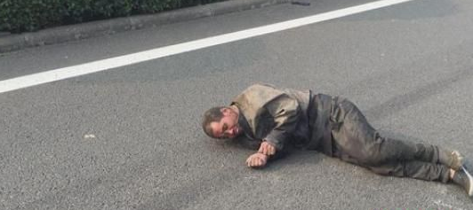 男子躺高速路睡觉