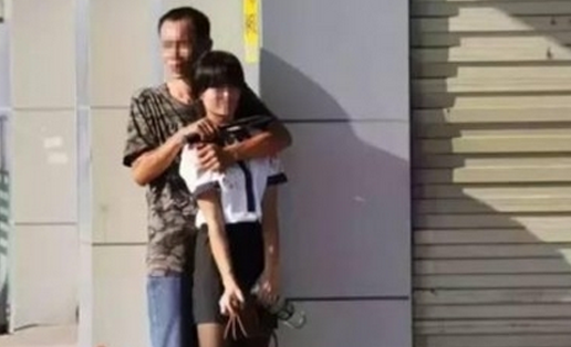 劫匪遇淡定女孩
