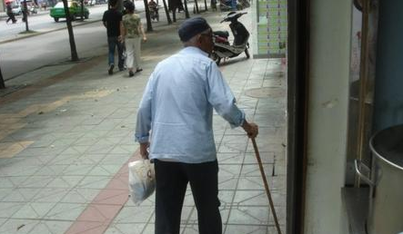 老人乞讨探监孙子