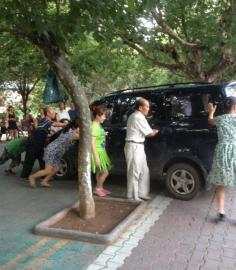 大妈徒手推开汽车