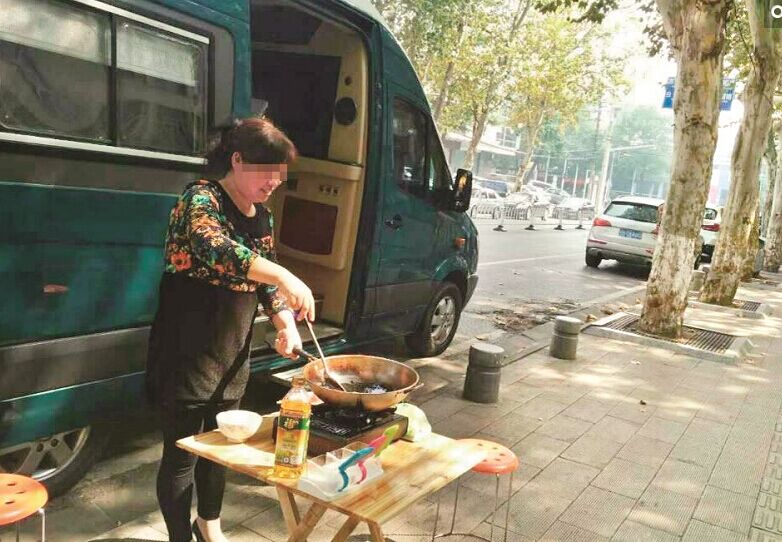 家长派房车驻校
