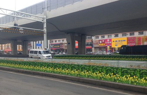 街头现仿真绿化带