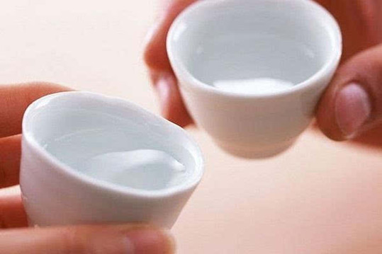 姑娘喝两斤白酒