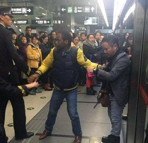 老外地铁劝架被打