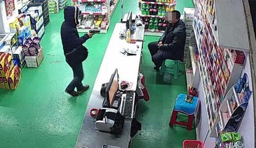 看枪战电影遭抢劫
