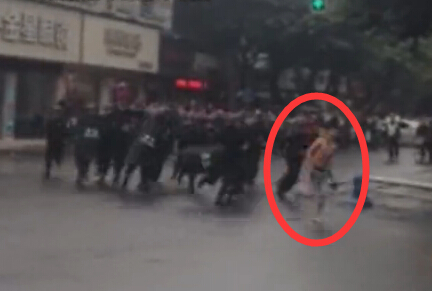 吸毒男子对峙特警