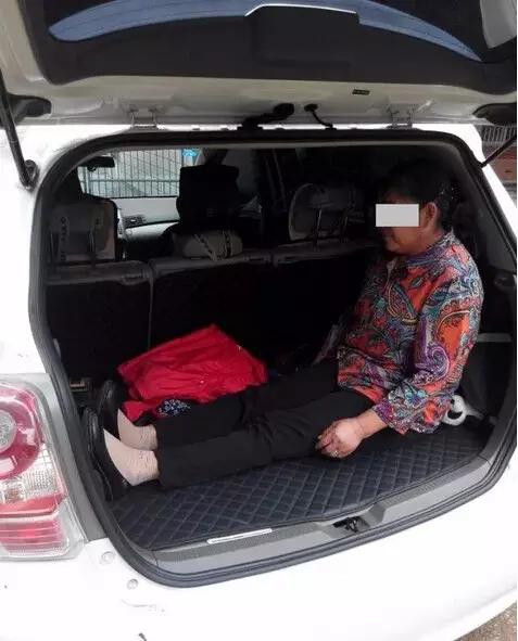 母亲蜷缩汽车尾箱