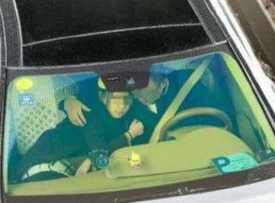 杭州情侣搂抱开车