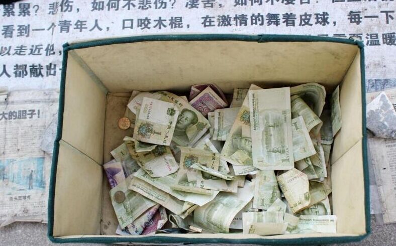 街头卖艺供妹读研