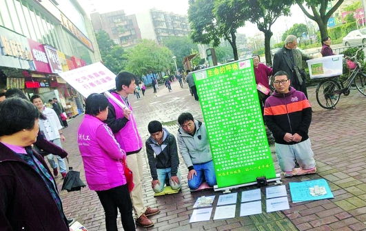 乞丐开宝马上班