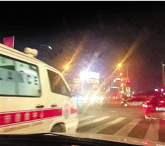闯红灯让道救护车