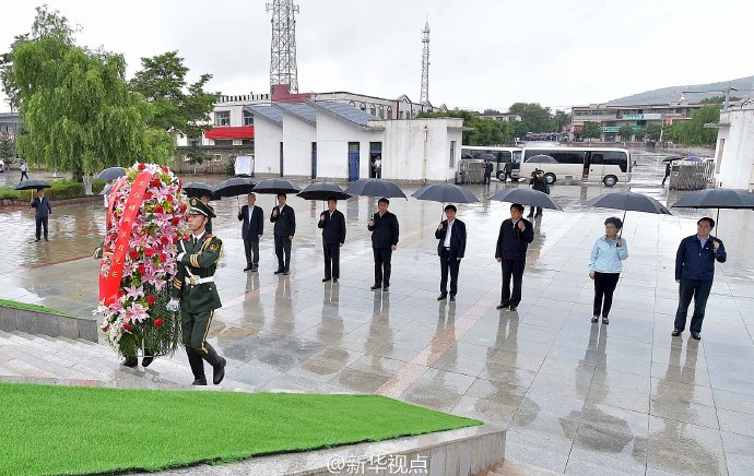习近平考察宁夏 冒雨向红军长征会师纪念碑献花篮(组图)