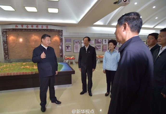 习近平考察宁夏 冒雨向红军长征会师纪念碑献花篮(组图)