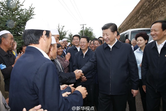 习近平考察宁夏 冒雨向红军长征会师纪念碑献花篮(组图)