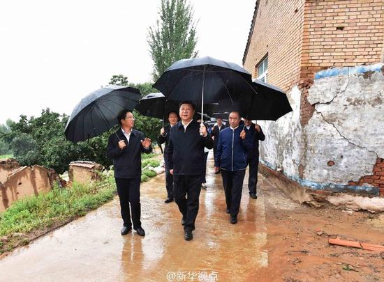 习近平考察宁夏 冒雨向红军长征会师纪念碑献花篮(组图)