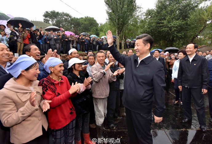 习近平考察宁夏 冒雨向红军长征会师纪念碑献花篮(组图)