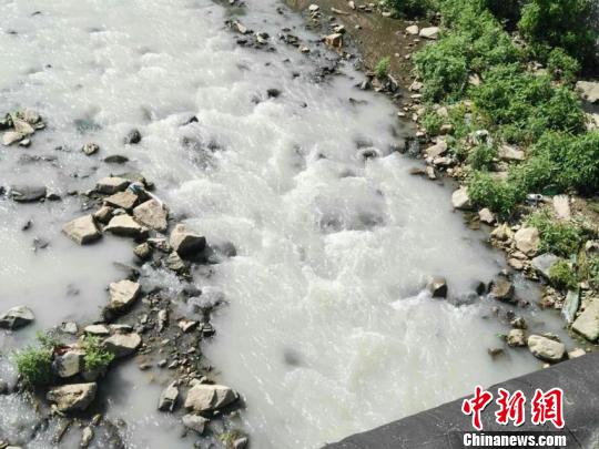 吉林现牛奶河 什么人在破坏环境?环保部门考虑按日计罚(图)