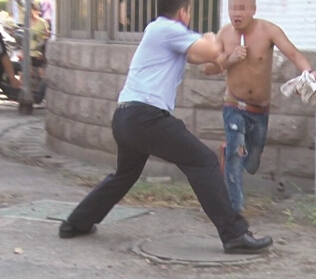 交警空手夺白刃