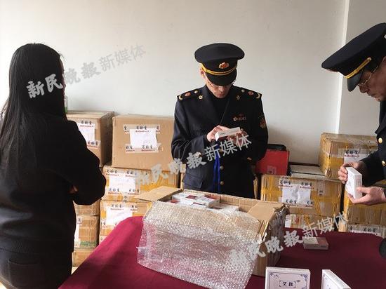 图说:执法现场图 新民晚报记者 金旻矣 摄