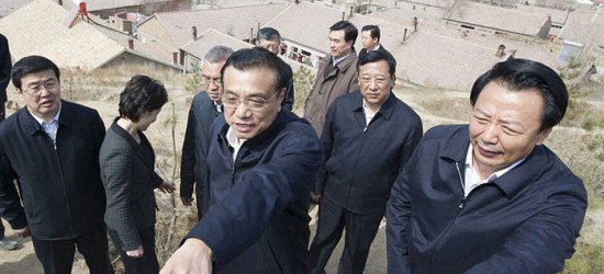 李克强攀陡坡查看赤峰棚户区