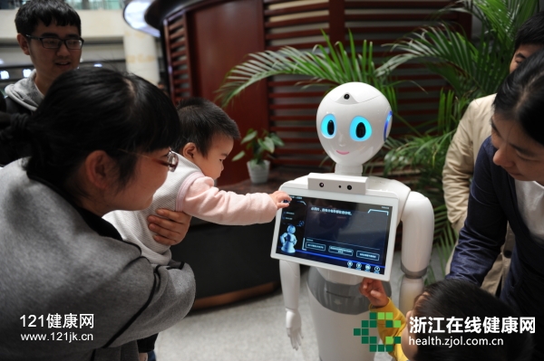 市一医院引入的导诊机器人.JPG 市一医院引入的导诊机器人.JPG